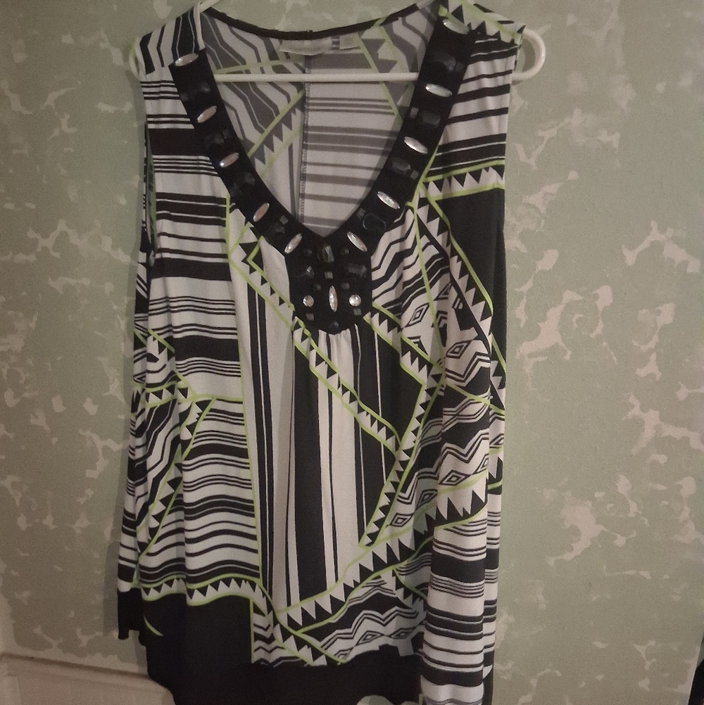 Avenue Black and Gray Geometric Top
